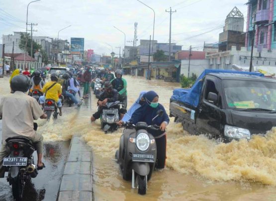 Peninjauan Bendung Sei Wampu di Kabupaten Langkat oleh Menteri PU sebagai bagian dari percepatan pembangunan irigasi untuk mendukung ketahanan pangan nasional.