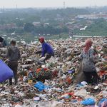 Ratusan pemulung berebut rezeki dari tumpukan sampah di TPA Terjun.