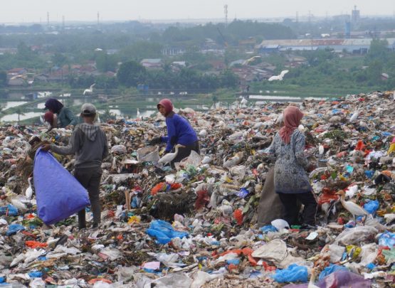Ratusan pemulung berebut rezeki dari tumpukan sampah di TPA Terjun.