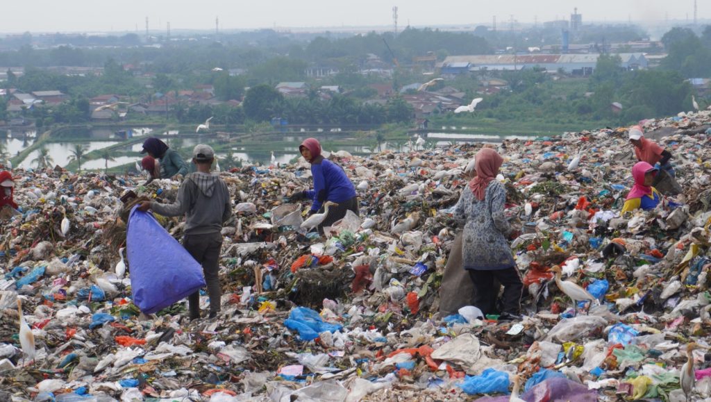 Ratusan pemulung berebut rezeki dari tumpukan sampah di TPA Terjun.