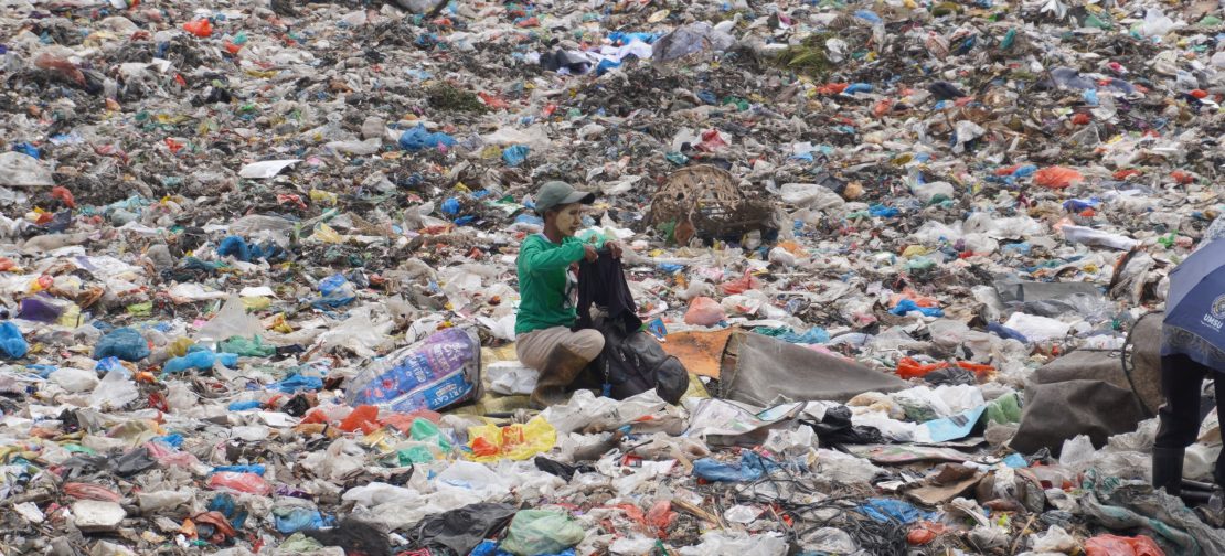 Seorang perempuan memilah sampah di TPA Terjun, Medan. Material. Limbah botol plastik PET yang diubah menjadi material penyerap karbon oleh tim kimia di University of Copenhagen.