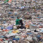 Seorang perempuan memilah sampah di TPA Terjun, Medan. Material. Limbah botol plastik PET yang diubah menjadi material penyerap karbon oleh tim kimia di University of Copenhagen.