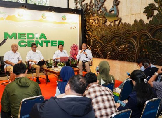 Perusahaan tersebut baru mengantongi Persetujuan Komitmen yang diterbitkan pada 28 Maret 2023 setelah mendapatkan rekomendasi Gubernur, serta melalui verifikasi administrasi dan teknis. Kemenhut melalui Direktorat Jenderal Perhutanan Sosial (PS) sendiri memliki komitmen untuk mempercepat pengesahan Hutan Adat di seluruh Indonesia sesuai aturan yang berlaku.