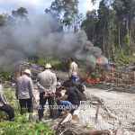 di Kuantan Hilir Seberang, tim Satreskrim Polres Kuansing berjalan kaki sejauh 6 kilometer menyusuri rawa pada malam hari untuk menangkap seorang penambang bernama Ade Putra (37). (Dok. Polda Riau)