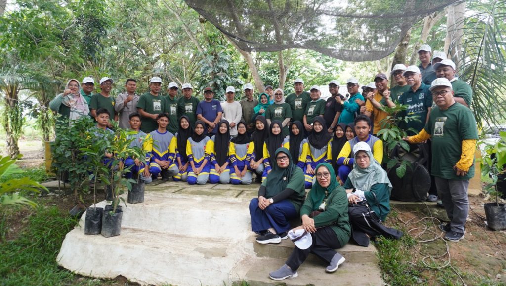 Dalam peringatan Hari Lingkungan Hidup Sedunia, ratusan relawan bersama Green Justice Indonesia (GJI), Pengurus Wilayah Ikatan Sarjana Melayu Indonesia (PW ISMI) Sumatera Utara, Warga Peduli Sekitar (Wa Pesek), Komunitas Warga Kanal (KWK), dan Bentangan Alam Hijau Indonesia (BAHIS) menanam 1.000 pohon khas Melayu di kawasan Hutan Kota, Jalan Eka Sama, Kelurahan Gedung Johor, Kecamatan Medan Johor, Sabtu (6/6/2026).