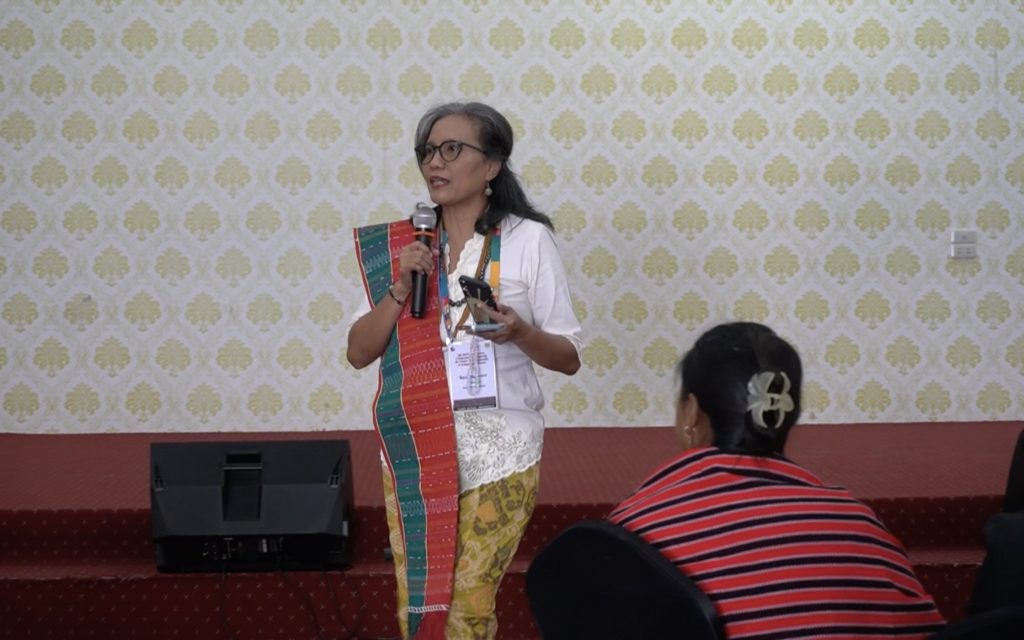 Kepemimpinan perempuan adat berperan penting dalam menghadapi krisis lingkungan. Mereka menjadi garda terdepan dalam aksi nyata memperjuangkan hak-hak masyarakat adat.