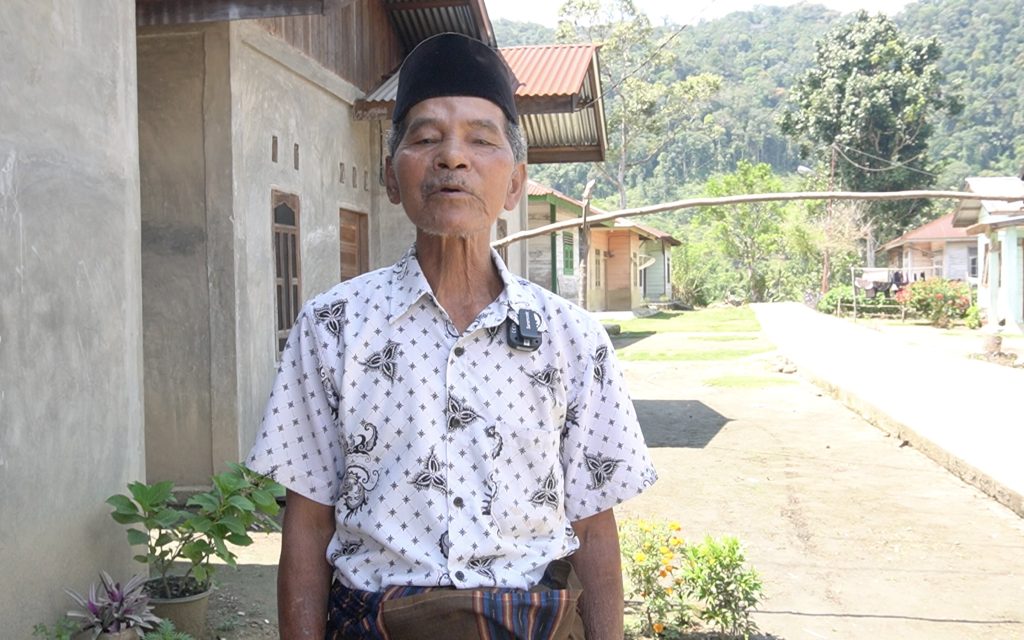 Perjalanan leluhur mereka untuk sampai di tempat yang kini disebut Hopong tidaklah singkat. Mereka tiba di sebuat tempat bernama Aek Dobang, dan di situlah mereka menemukan pohon hopong. Menurut Marihat, sejak itu lah sumber air itu diberi nama Aek Hopong dan menjadi penanda sekaligus nama kampung. Natua-tua Ni Huta ini menjelaskan, berdasarkan silsilah, dirinya merupakan generasi ke 17. Sedangkan keturunannya saat ini sudah masuk di generasi ke 20.