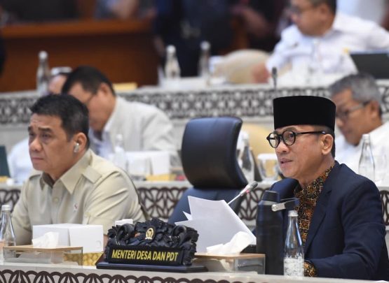 Wakil Ketua Komisi V DPR RI Robert Rouw saat rapat kerja bersama Kemendes PDT dan Kementrans membahas pelepasan desa dan kawasan transmigrasi dari kawasan hutan.