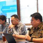 Suhu panas dan anomali cuaca tengah melanda berbagai wilayah di Indonesia. Meski termasuk fenomena musiman, kenaikan suhu global akibat meningkatnya konsentrasi gas rumah kaca (GRK) di atmosfer telah memperburuk intensitasnya. (Dok. IESR)