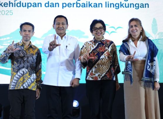 Program yang dijalankan Kementerian Lingkungan Hidup/Badan Pengendalian Lingkungan Hidup (KLH/BPLH) ini mencatat pencapaian luar biasa berupa penurunan emisi sebesar 20,25 juta ton CO₂e pada periode 2014–2016, dan mendapatkan insentif internasional sebesar USD 103,8 juta dari Green Climate Fund (GCF) sebagai bentuk pengakuan atas kinerja Indonesia dalam mengendalikan perubahan iklim. (Foto: Dok KLHK)