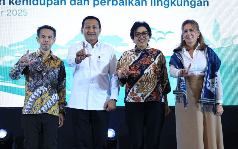 Program yang dijalankan Kementerian Lingkungan Hidup/Badan Pengendalian Lingkungan Hidup (KLH/BPLH) ini mencatat pencapaian luar biasa berupa penurunan emisi sebesar 20,25 juta ton CO₂e pada periode 2014–2016, dan mendapatkan insentif internasional sebesar USD 103,8 juta dari Green Climate Fund (GCF) sebagai bentuk pengakuan atas kinerja Indonesia dalam mengendalikan perubahan iklim. (Foto: Dok KLHK)