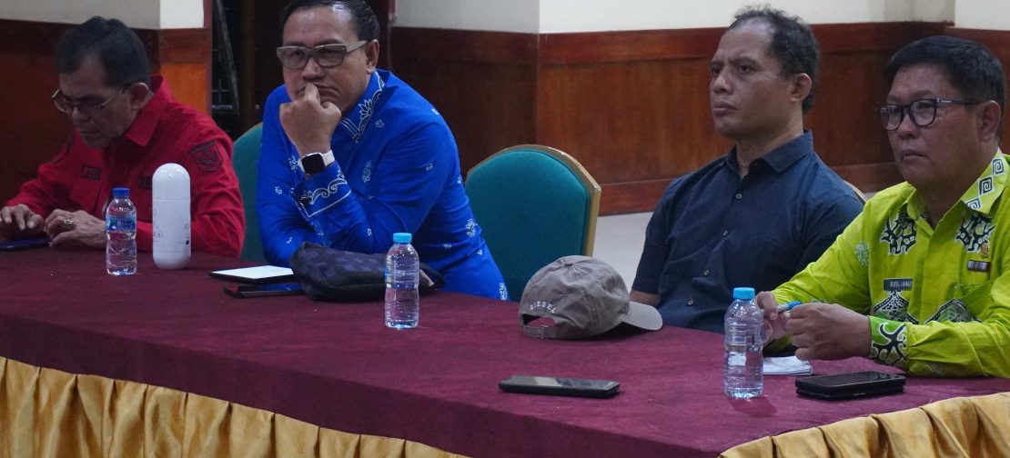 Perwakilan masyarakat adat Kepulauan Mentawai yang didampingi sejumlah organisasi masyarakat sipil melakukan pertemuan informal dengan Bupati Kepulauan Mentawai, Rinto Wardana di kantornya pada Kamis (27/11/2025).