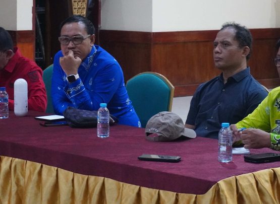 Perwakilan masyarakat adat Kepulauan Mentawai yang didampingi sejumlah organisasi masyarakat sipil melakukan pertemuan informal dengan Bupati Kepulauan Mentawai, Rinto Wardana di kantornya pada Kamis (27/11/2025).