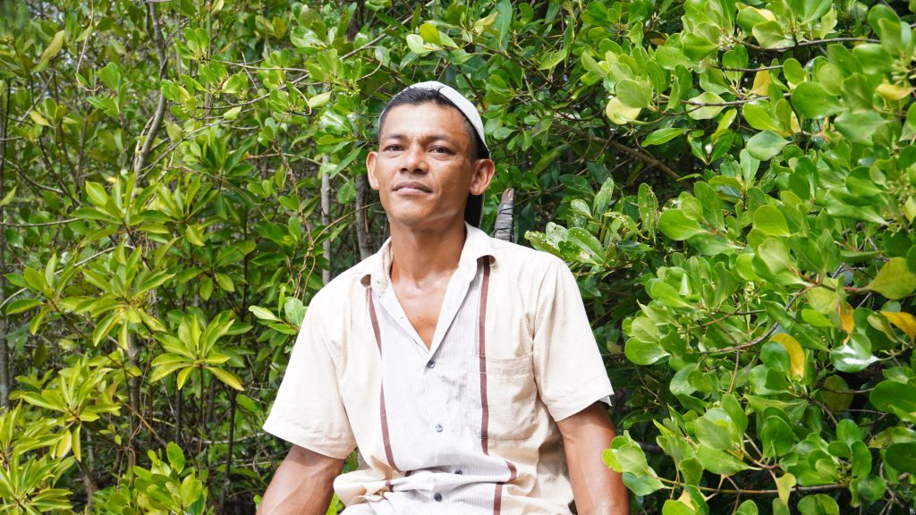 Dia menyebut laut adalah harapan yang bisa menghidupi keluarga kecilnya. Dari hasil laut dia bisa membangun keluarga. Namun kini laut sudah berubah. Hasil tangkapan tak lagi seperti dulu. Dia merasa tak mungkin lagi hidup dari hasil laut. Dia beralih profesi menjadi buruh bangunan di Aceh. 