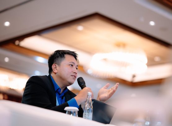 Chief Executive Officer (CEO) IESR, Fabby Tumiwa mengungkapkan dengan derasnya laju transisi energi global, revisi Perpres ini seharusnya memperkuat ketentuan pengakhiran operasi PLTU di 2050 dan juga melarang pembangunan PLTU batu bara baru termasuk diperluas untuk PLTU yang terintegrasi dengan industri, mulai 2025. (Dok. IESR)