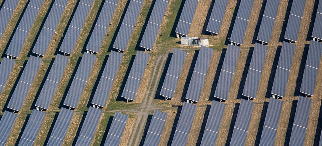Ilustrasi solar farm. di Australia sudah ada sekitar 4 juta rumah yangga yang memiliki panel surya. Saat siang hari cerah, pembangkitan daya dapat mencapai titik di mana harga listrik menjadi negatif.(Pixabay - TheOtherKev)