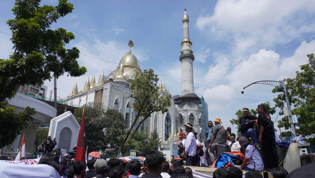 Sejumlah orator di atas mobil pick up secara bergantian mewakili lembaga ataupun universitas. 