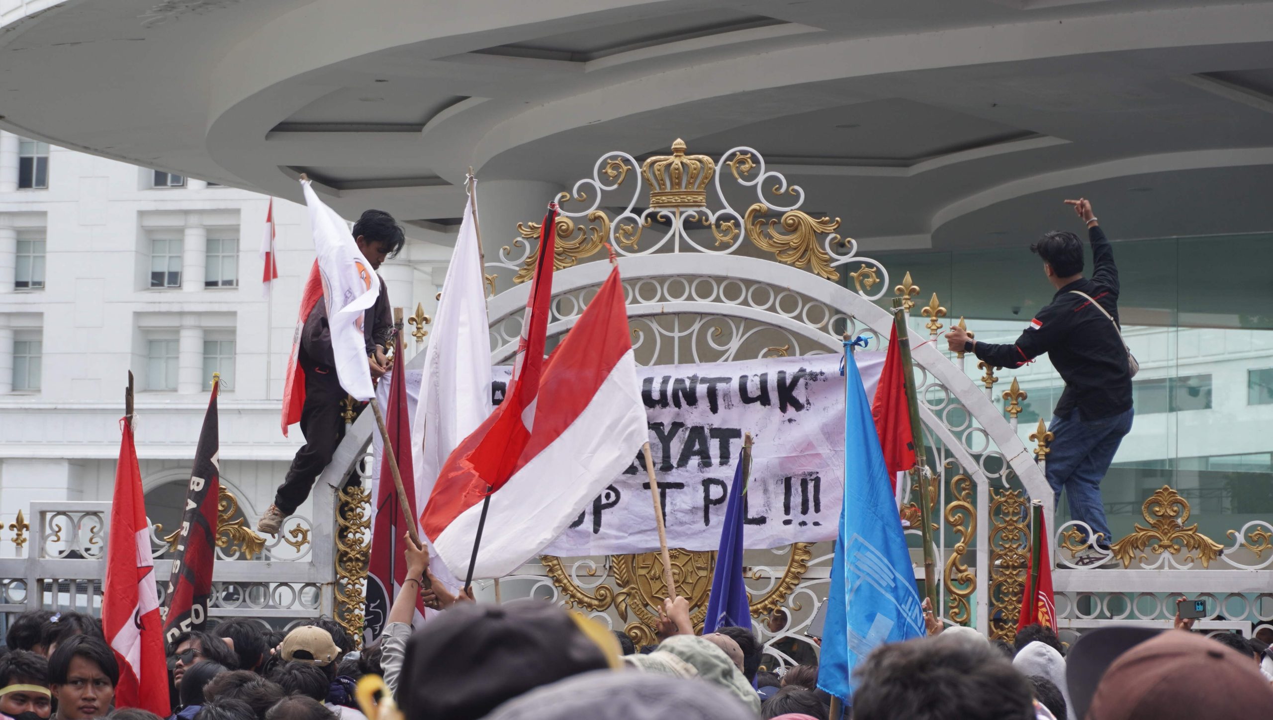 ribuan orang berjalan kaki dari Lapangan Merdeka Medan menuju Kantor Gubernur Sumatera Utara pada Senin (10/11/2025). Kedatangan mereka untuk menemui Gubernur Sumatera Utara, Bobby Afif Nasution dan menyampaikan tuntutan mereka agar pemerintah segera menutup PT Toba Pulp Lestari (TPL). Perusahaan itu dianggap telah merampas dan melukai tidak hanya hati masyarakat adat yang tinggal di wilayah yang diklaim sebagai konsesinya. Sayang, orang yang hendak ditemuinya tidak berada di tempat, Senin (10/11/2025)