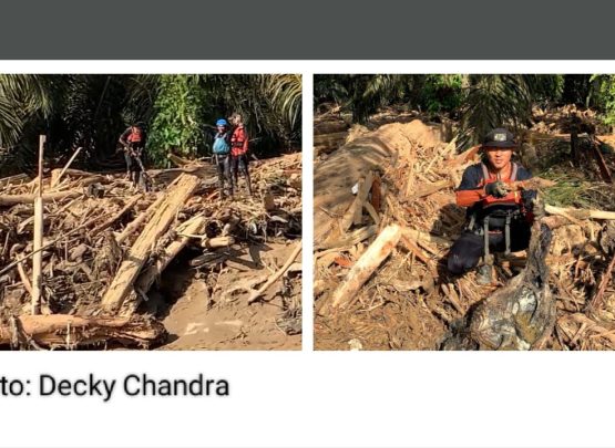 Pada Kamis (3/12/2025) sore, tim di Posko Kantor Camat Batang Toru mendapat laporan dari warga adanya mayat korban banjir di Pulo Pakkat, Kecamatan Sukabangun, Tapanuli Tengah yang jauhnya sekitar 4 km. Tim SAR gabungan dengan peralatan lengkap bergerak menuju lokasi. Tempat itu adalah kebun kelapa sawit. (Foto: Decky Chandra)
