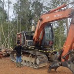 Petugas Ditjen Gakkum Kehutanan menyegel alat berat dan kayu yang diduga hasil pembalakan liar di kawasan hulu Sungai Batang Toru, Tapanuli Selatan. Kasus ini diduga terkait praktik illegal logging terorganisir. (Dok. Gakkum Kehutanan)