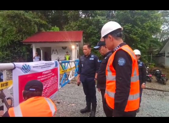 Menteri LH/Kepala BPLH, Hanif Faisol Nurofiq, melakukan inspeksi udara dan darat di hulu Daerah Aliran Sungai (DAS) Batang Toru dan Garoga untuk memverifikasi penyebab bencana serta menilai kontribusi aktivitas usaha terhadap meningkatnya risiko banjir dan longsor, sekaligus memastikan kepatuhan terhadap standar perlindungan lingkungan hidup. (Dok. KLH)