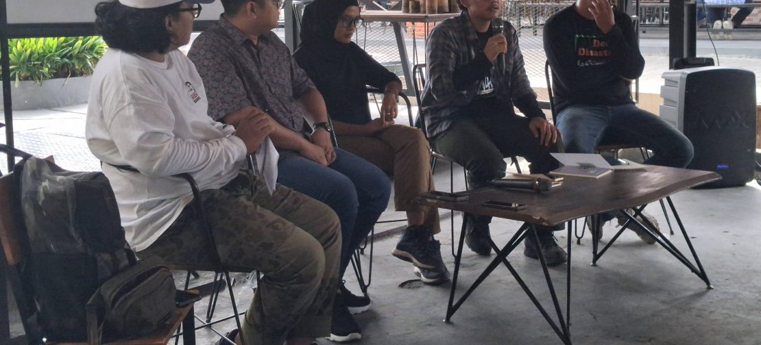 Di tengah krisis kemanusiaan, negara dinilai absen melindungi warga, namun sigap mengamankan sumber daya bernilai ekonomi. Minim evakuasi, lamban respons, dan wacana relokasi tanpa partisipasi memperlihatkan ketimpangan keberpihakan dalam penanganan bencana ekologis. (Dok. Walhi Sumut)