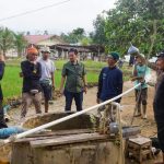 Tim Green Justice Indonesia dan Daun Hijau Khatulistiwa mendistribusikan peralatan instalasi air bersih di Desa Jambur Rambung, Aceh Tamiang, sebagai upaya pemulihan akses air bersih bagi masyarakat terdampak.