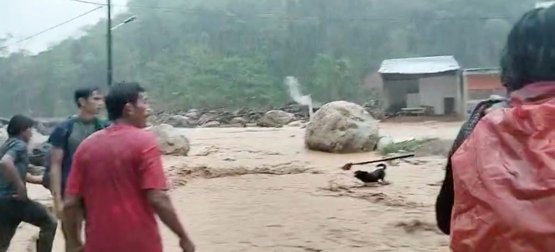 Kondisi jembatan darurat di Desa Sibio-bio yang hanyut terbawa arus deras akibat hujan ekstrem yang mengguyur Tapanuli Tengah.