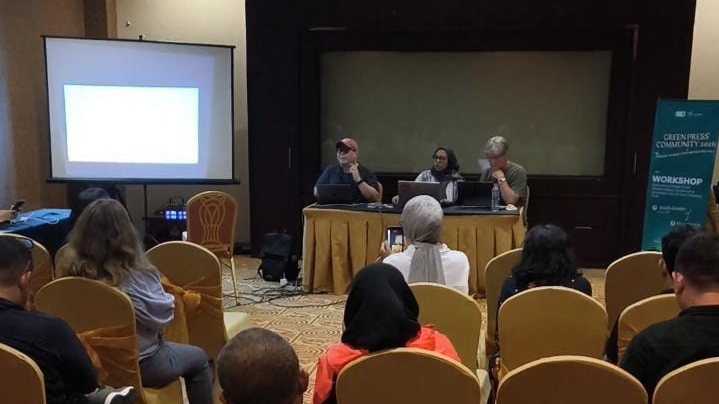 Direktur Eksekutif IDJN Mawa Kresna memperkenalkan pemanfaatan data BPS dan AI sebagai alat bantu jurnalis dalam riset lingkungan dan verifikasi isu perubahan iklim.