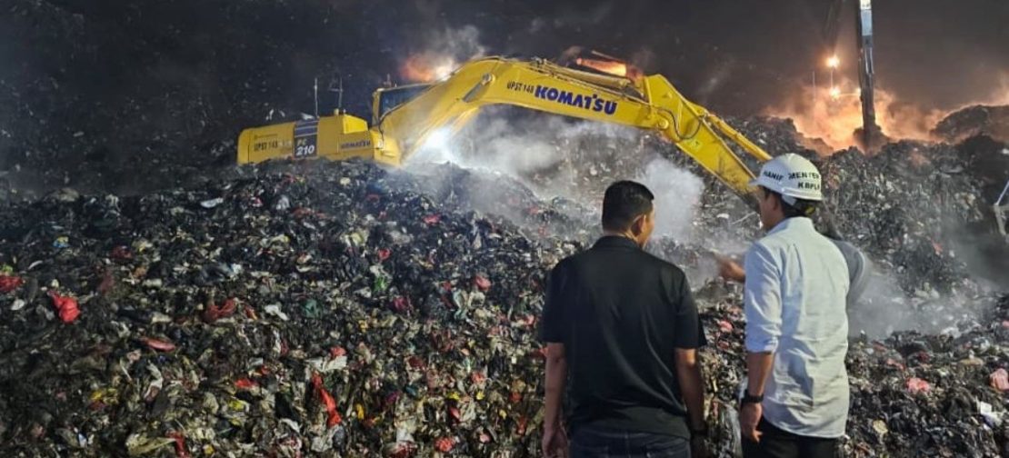 Alat berat bekerja di kawasan TPST Bantar Gebang setelah longsor gunungan sampah yang menimbun korban jiwa. Pemerintah menilai metode pengelolaan sampah open dumping di lokasi ini berisiko tinggi. (Foto: Dok. KLH)