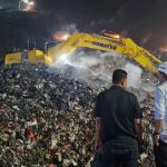 Alat berat bekerja di kawasan TPST Bantar Gebang setelah longsor gunungan sampah yang menimbun korban jiwa. Pemerintah menilai metode pengelolaan sampah open dumping di lokasi ini berisiko tinggi. (Foto: Dok. KLH)