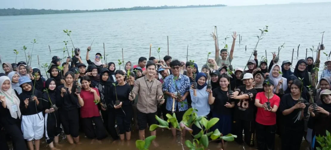 Peserta Program Mangrove Goes To School (MGTS) melakukan aksi menanam mangrove untuk merehabilitasi ekosistem pesisir. ANTARA/HO-Kemenhut