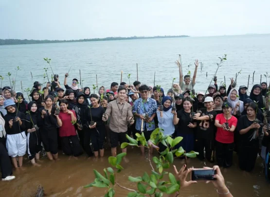 Peserta Program Mangrove Goes To School (MGTS) melakukan aksi menanam mangrove untuk merehabilitasi ekosistem pesisir. ANTARA/HO-Kemenhut