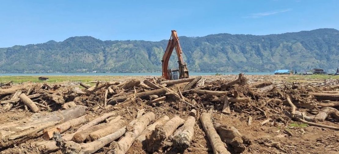 Ilustrasi: Alat berat pembersihan material kayu sisa banjir bandang yang menutupi areal persawahan di Toweran, Kecamatan Lut Tawar, Kabupaten Aceh Tengah, Aceh, Minggu (22/2/2026). ANTARA/HO-BNPB