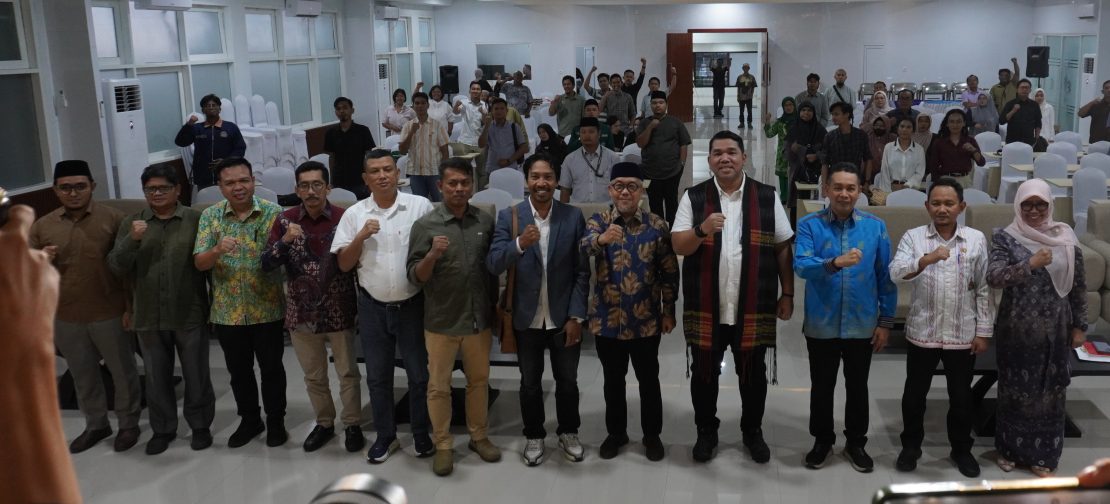 Para narasumber dan peserta workshop berfoto bersama setelah membahas tantangan dan peluang percepatan transisi energi berkeadilan di Sumatera Utara.