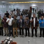 Para narasumber dan peserta workshop berfoto bersama setelah membahas tantangan dan peluang percepatan transisi energi berkeadilan di Sumatera Utara.