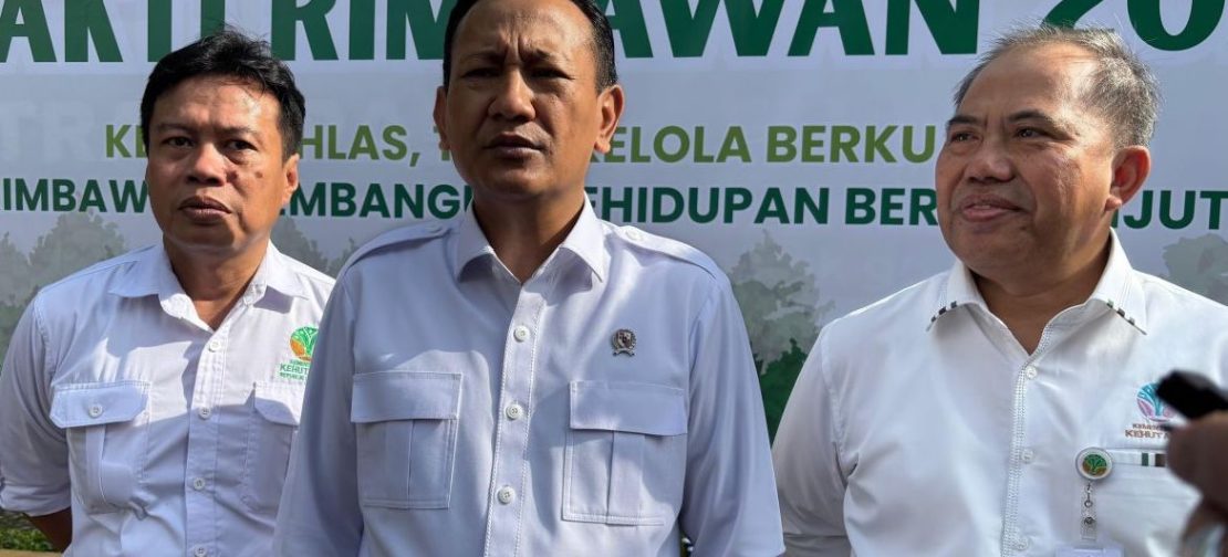 Wamenhut Rohmat Marzuki (tengah)