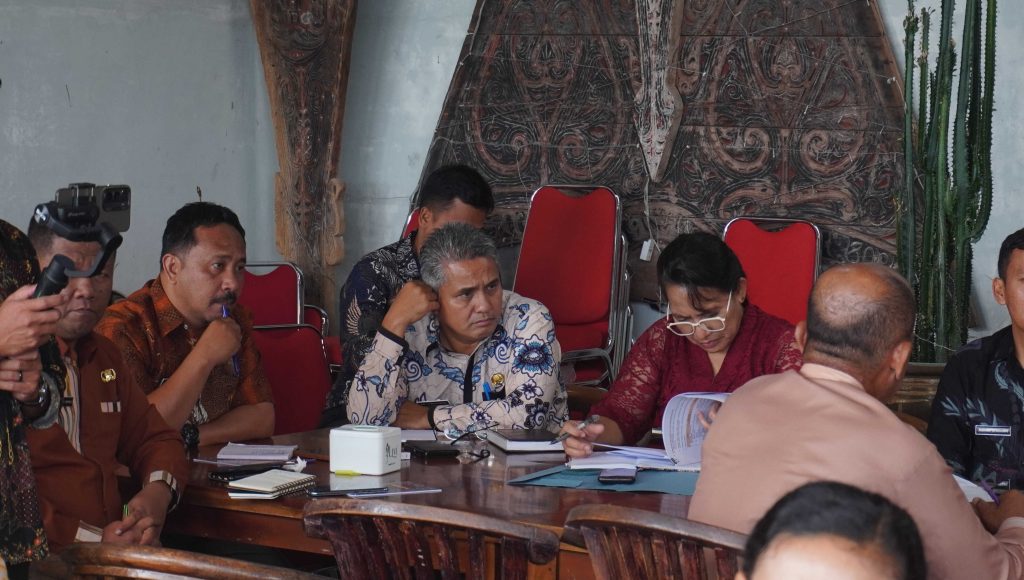 Suasana Focus Group Discussion (FGD) penyusunan dokumen perencanaan wilayah adat Simardangiang yang melibatkan berbagai organisasi perangkat daerah (OPD) di Tapanuli Utara.