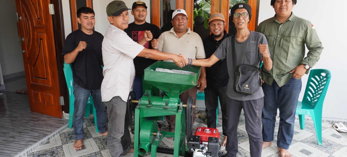 Perwakilan GJI dan petani kopi berjabat tangan usai serah terima bantuan mesin pengolahan kopi yang diharapkan memperkuat kemandirian ekonomi berbasis hutan desa.