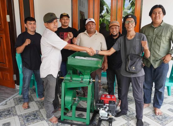 Perwakilan GJI dan petani kopi berjabat tangan usai serah terima bantuan mesin pengolahan kopi yang diharapkan memperkuat kemandirian ekonomi berbasis hutan desa.