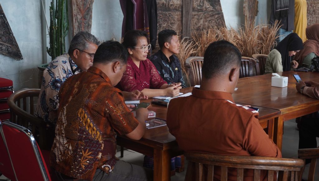 Suasana Focus Group Discussion (FGD) penyusunan dokumen perencanaan wilayah adat Simardangiang yang melibatkan berbagai organisasi perangkat daerah (OPD) di Tapanuli Utara.