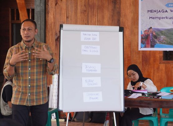 Deputi 2 BRWA, Ardhyasa Dwi Putra menekankan kolaborasi lintas pihak dalam mendorong masyarakat adat merancang masa depan wilayahnya secara mandiri dan berkelanjutan.