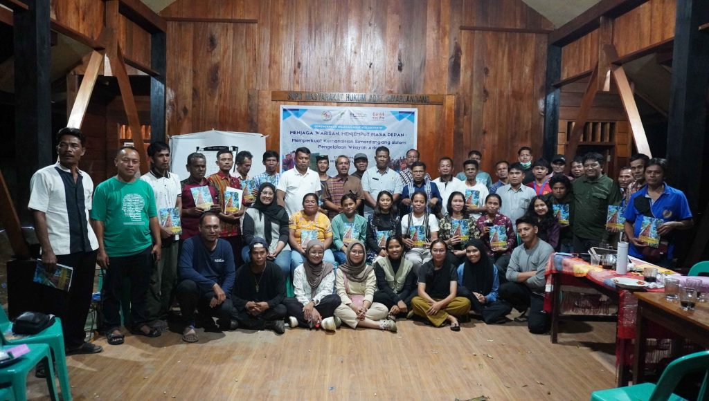 Kebersamaan masyarakat adat Simardangiang bersama para mitra menjadi simbol kolaborasi menjaga warisan leluhur, memperkuat ekonomi desa, dan melestarikan hutan adat.