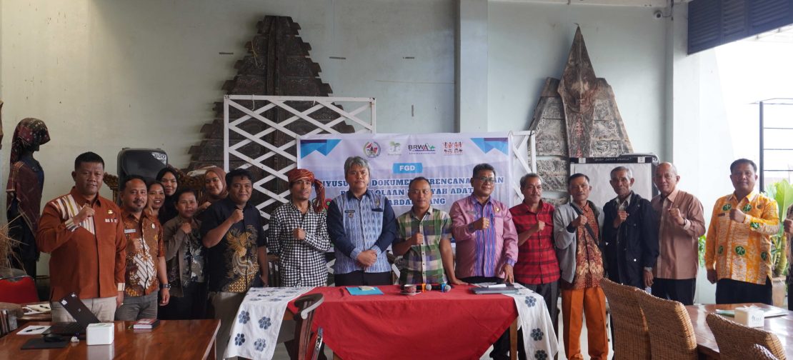 FGD penyusunan dokumen perencanaan dan pengelolaan wilayah adat Simardangiang menjadi langkah penting memastikan pengakuan tidak berhenti pada status, tetapi berlanjut pada pengelolaan berkelanjutan dan peningkatan kesejahteraan masyarakat.