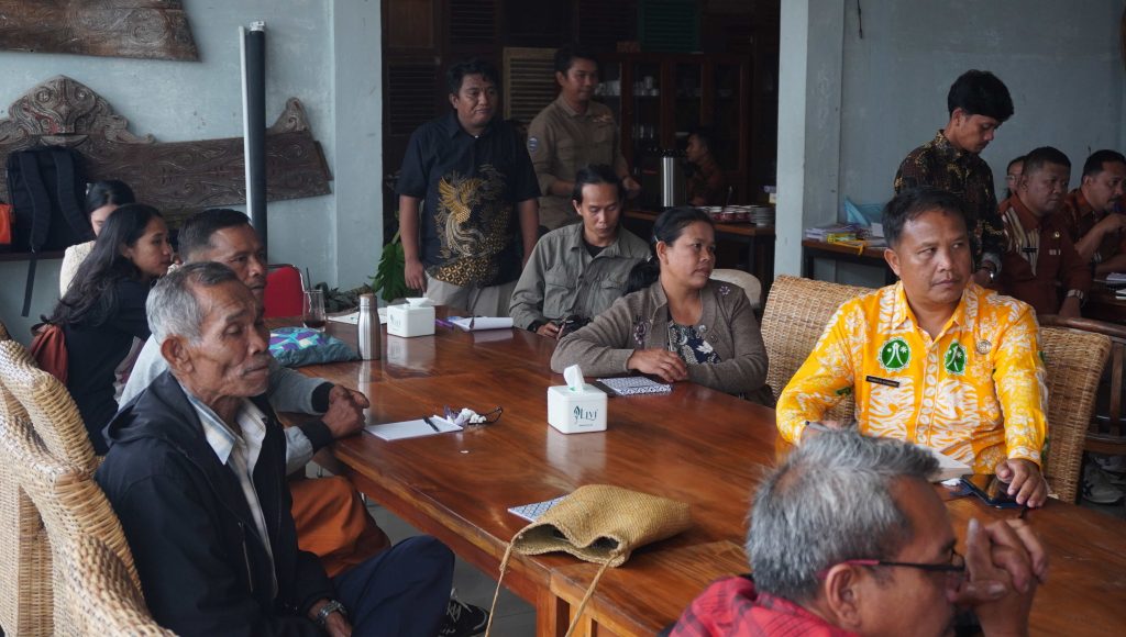 Perwakilan masyarakat adat bersama OPD mengikuti diskusi dalam FGD penyusunan rencana tata kelola wilayah adat di Simardangiang, Tapanuli Utara.