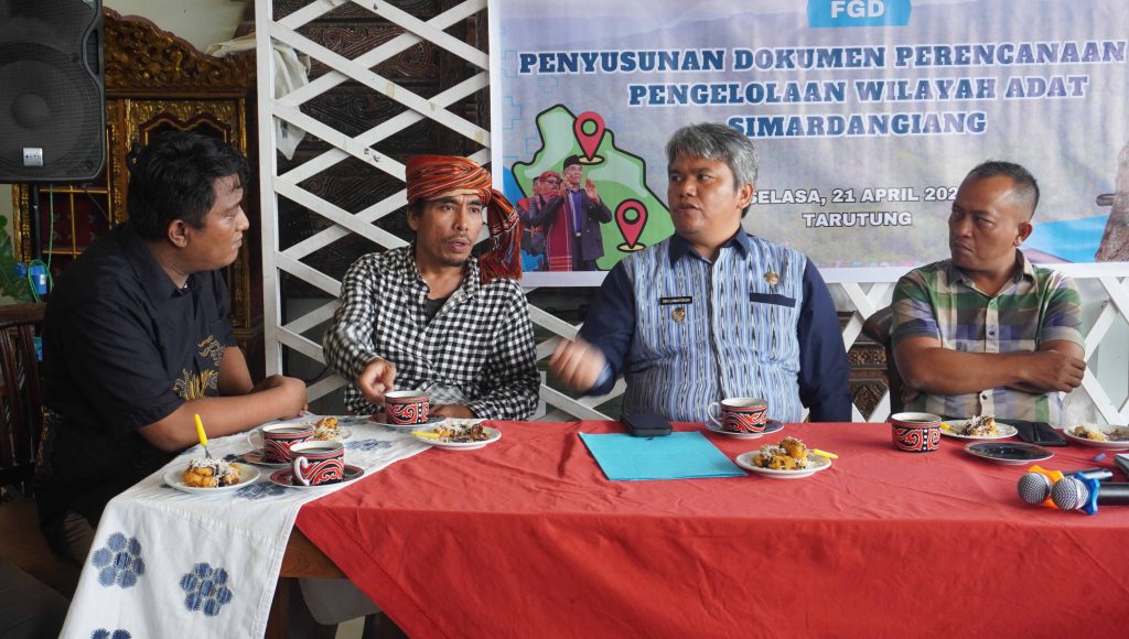 Chandra F.D. Silalahi, Jhontoni Tarihoran, Deni Parlindungan Lumbantoruan, dan Roganda Simanjuntak terlibat dalam dialog lintas pihak membahas tata kelola wilayah adat yang berkelanjutan.