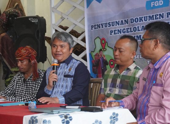 Deni Parlindungan Lumbantoruan menyampaikan komitmen Pemkab Tapanuli Utara dalam mendukung pengelolaan hutan adat yang berkelanjutan dan produktif.