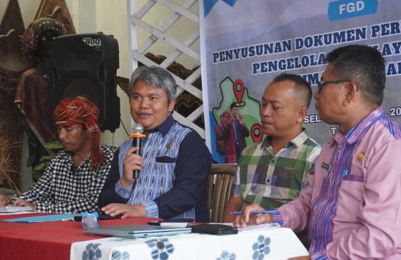 Deni Parlindungan Lumbantoruan menyampaikan komitmen Pemkab Tapanuli Utara dalam mendukung pengelolaan hutan adat yang berkelanjutan dan produktif.