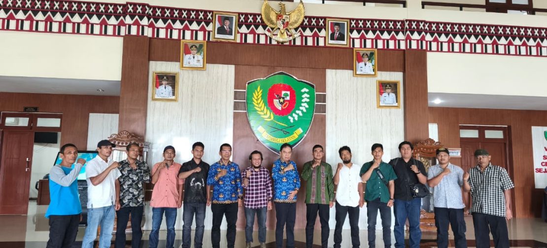 Kolaborasi masyarakat dan pemerintah daerah di Tapanuli Selatan diperkuat melalui audiensi yang membahas pengembangan kopi berbasis agroforestri sebagai upaya menjaga hutan sekaligus meningkatkan ekonomi warga.