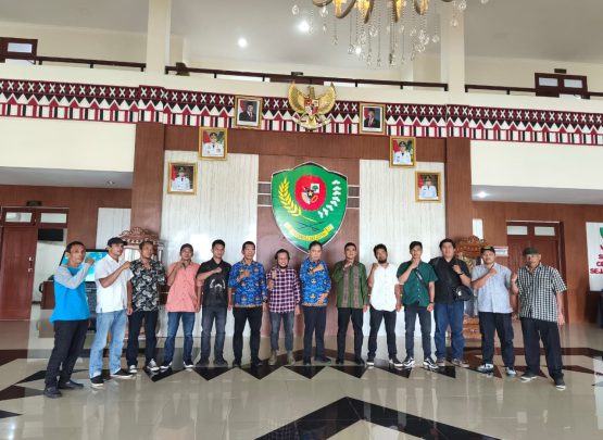 Kolaborasi masyarakat dan pemerintah daerah di Tapanuli Selatan diperkuat melalui audiensi yang membahas pengembangan kopi berbasis agroforestri sebagai upaya menjaga hutan sekaligus meningkatkan ekonomi warga.